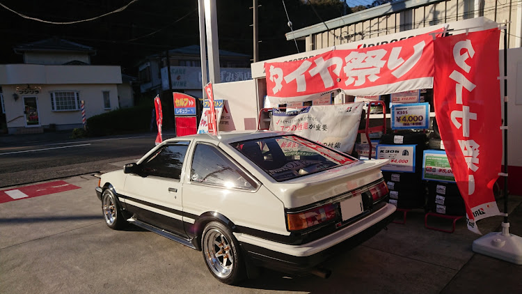 カローラレビンのAE86・カローラレビン・ハチロク・仕事終わりにパシャリ・湘南組に関するカスタム事例の投稿画像1枚目