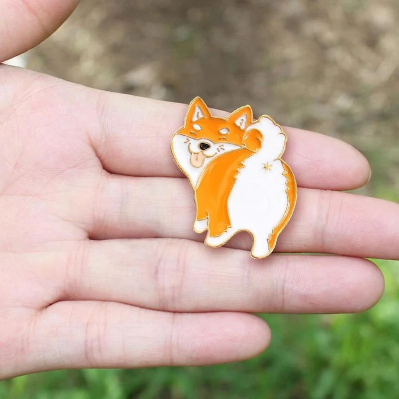Broche badge ornement huile Shiba Inu dessin animé. Accessoire mignon et original. Idéal pour personnaliser vêtements, sacs, etc. Offrez un style unique.