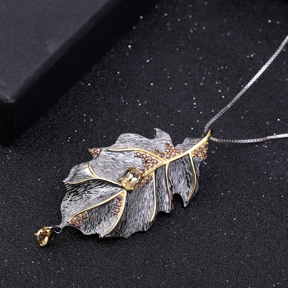 Personalisierte Halskette und Ohrringe aus 925er Silber mit natürlichen Farbsteinen. Einzigartiges Design, perfekt für Geschenke.