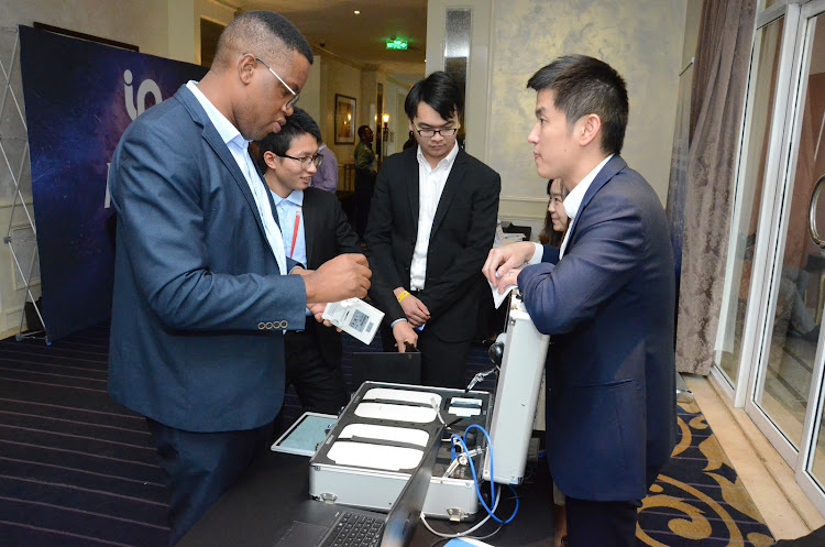 Allan Chen demonstrates how the campus networks solution works to Huawei product executive Philly Mokwana