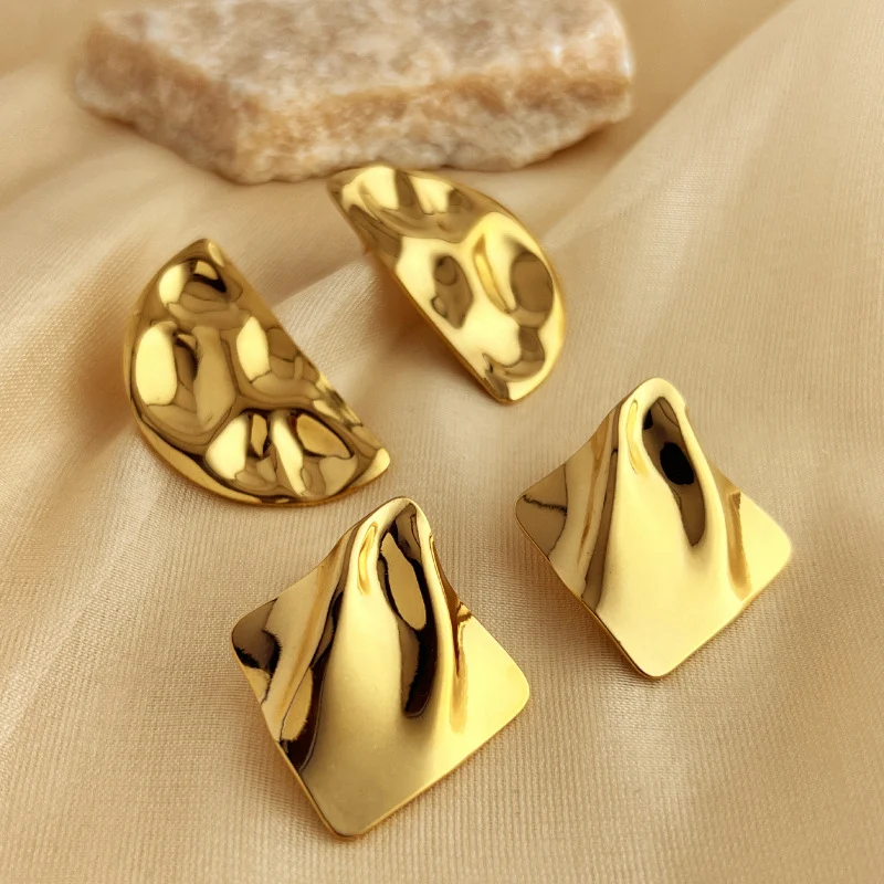 Boucles d'oreilles exagérées en acier inoxydable doré 18K pour femmes. Design concave-convexe élégant et moderne pour un look sophistiqué