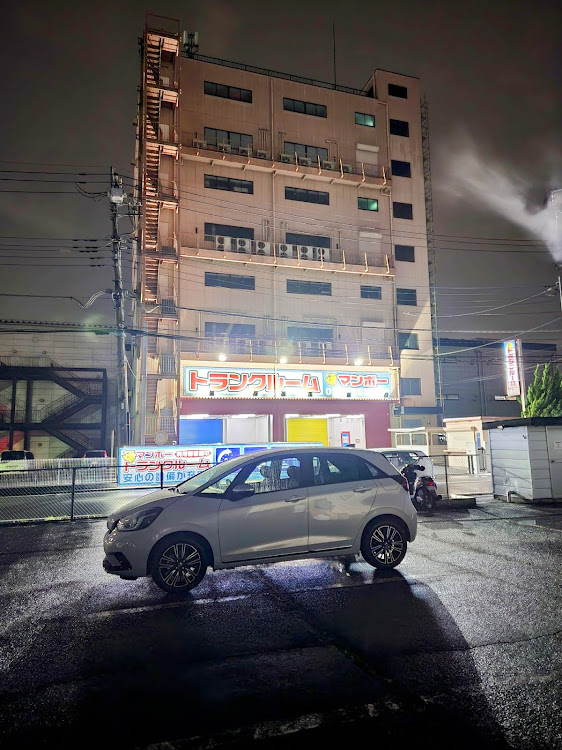 フィットの武蔵野フーズ所沢工場・自宅の駐車場に関するカスタム事例の投稿画像3枚目
