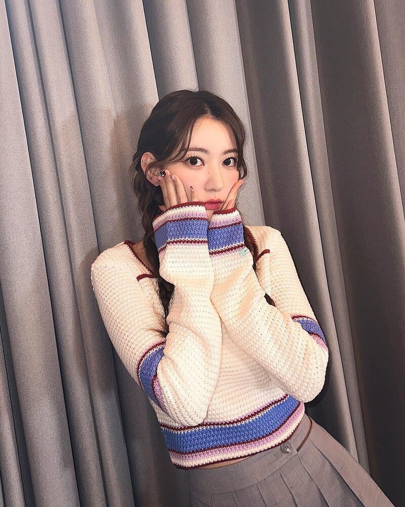 221119-LE-SSERAFIM-Sakura-Instagram-Update-documents-5(1)