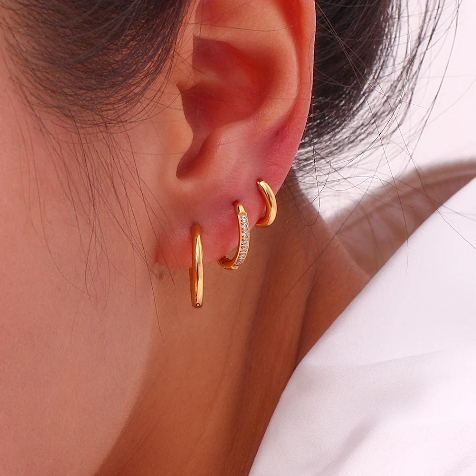 Boucles d'oreilles femme en acier titane, bords arrondis et zircon. Design élégant et hypoallergénique, parfait pour un look raffiné au quotidien.