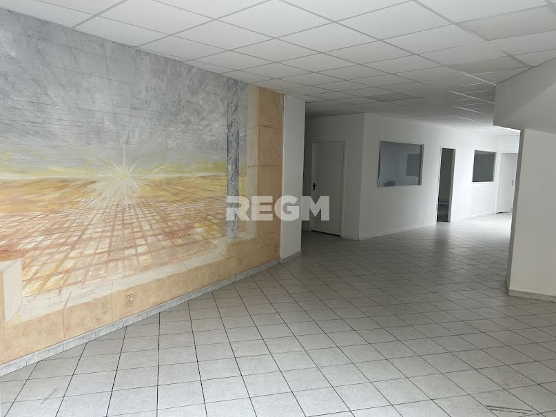 Location  locaux professionnels  132 m² à Salon-de-Provence (13300), 2 200 €