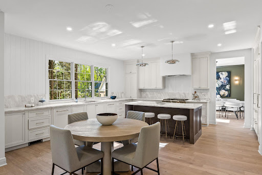 Modern kitchen island with dining table - Buy this luxury property in Washington, 6 bedrooms