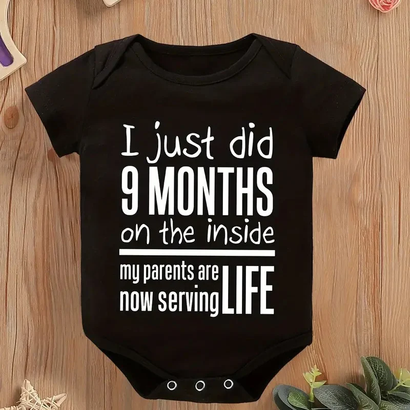Ademende katoenen romper met korte mouwen voor baby's. Zacht en comfortabel, ideaal voor de gevoelige huid. Perfect voor warme dagen. Gemakkelijk aan te trekken.