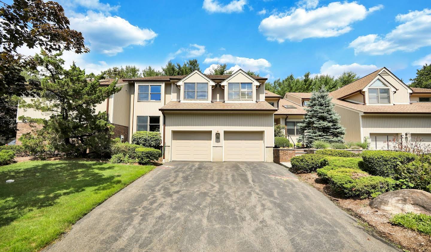 House with pool Franklin Lakes