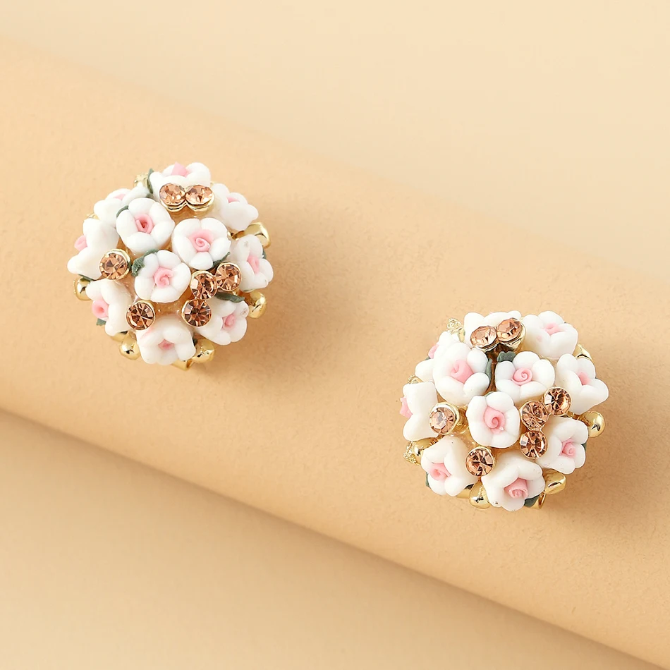 Románticos pendientes de cerámica con forma de rosa, diamantes y aleación de metal. Elegancia floral para lucir.