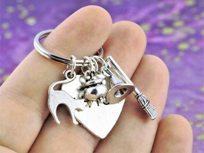 Llavero de bruja con sombrero y escoba Regalo de brujería de Halloween Perfecto para añadir un toque mágico a tus llaves o bolso con encanto.