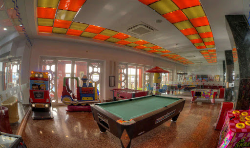 una sala de juegos con una mesa de billar y otros juegos