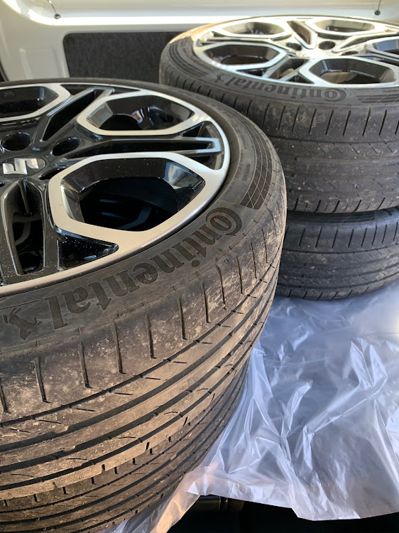 スイフトスポーツのタイヤ・ミシュラン・ミシュランパイロットスポーツ4・コンチネンタルに関するカスタム事例の投稿画像1枚目