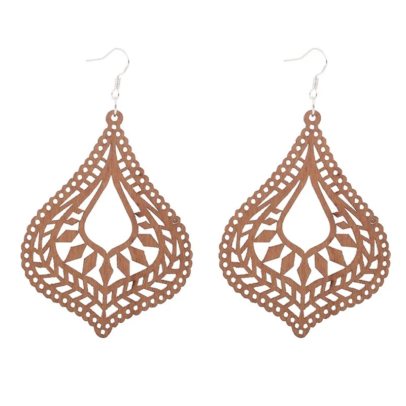 Pendientes de madera geométricos con patrón africano exagerado marrón. Elegancia artesanal, estilo audaz, perfectos para realzar tu look con un toque étnico.