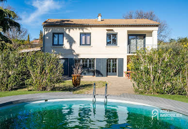 Maison avec piscine et jardin 10