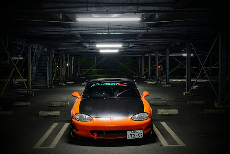 ロードスターの映え・オレンジ・警察の御用・覆面パトカーには気を付けよう・違法改造大好きに関するカスタム事例の投稿画像1枚目