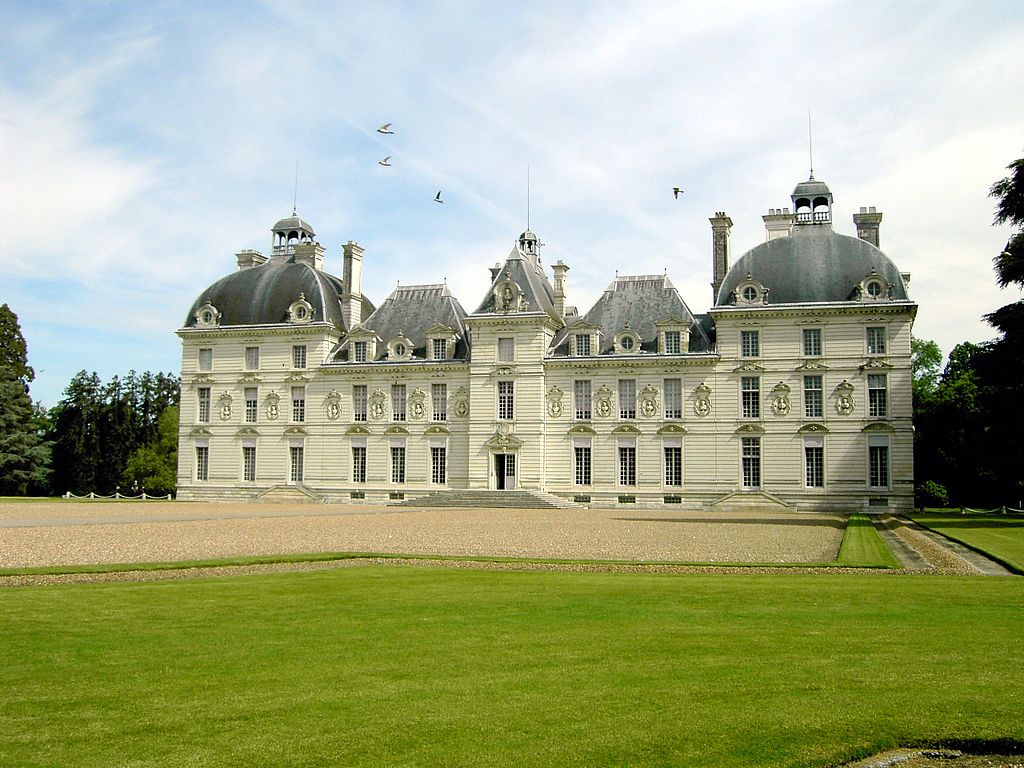 1024px-Château_de_Cheverny_Angle_Shot.JPG