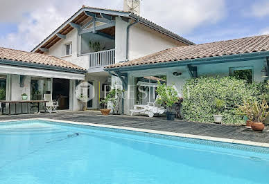 Maison avec piscine et terrasse 17
