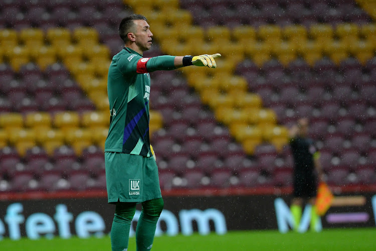 🎥 Gruwelijke beelden: Galatasaray-doelman Muslera schreeuwt het uit van de pijn in leeg stadion na beenbreuk