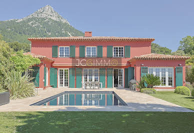 Villa avec piscine et terrasse 1