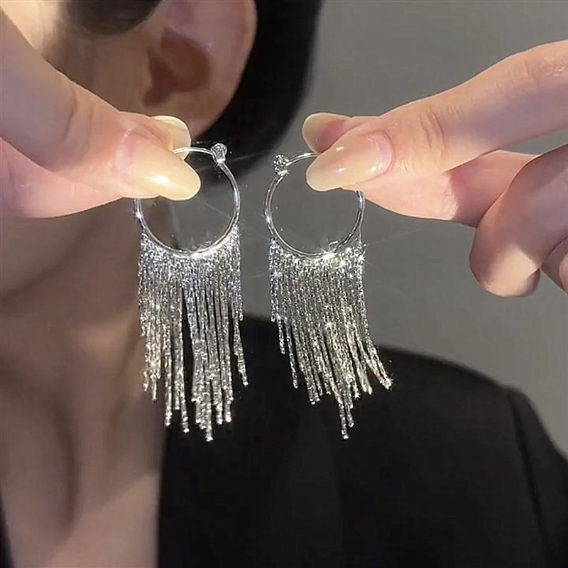 Brincos de borla de metal de alta qualidade para mulheres, luxo leve e design elegante para um toque sofisticado.