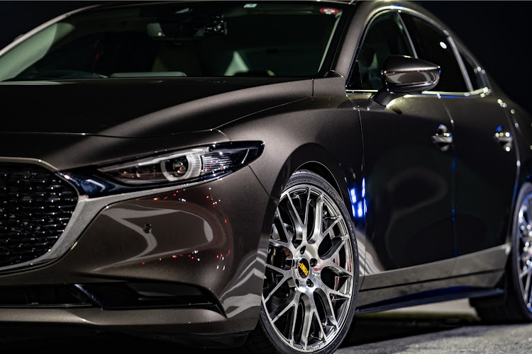 MAZDA3の愛車の半顔が見たい・ライティング半顔・桜半顔・ひょっこりはん顔・エアダクト脱落に関するカスタム事例の投稿画像13枚目