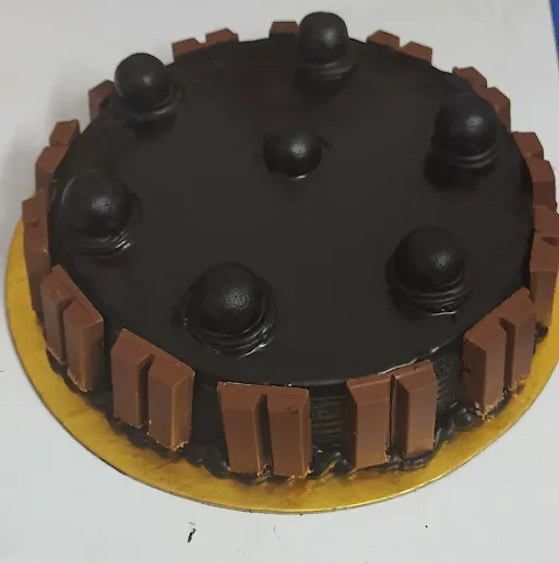 Chocolate Ball And KitKat Cake