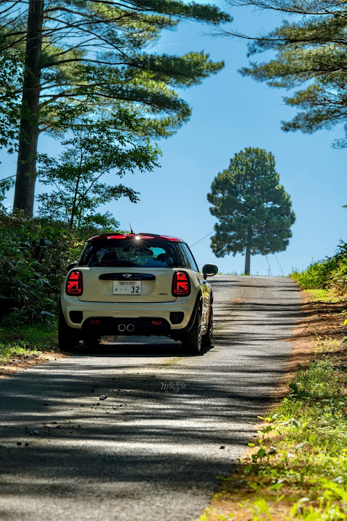 ミニ ハッチバックのMINI F56 JCW・8月もよろしくお願いします・撮ってもらった写真に関するカスタム事例の投稿画像2枚目