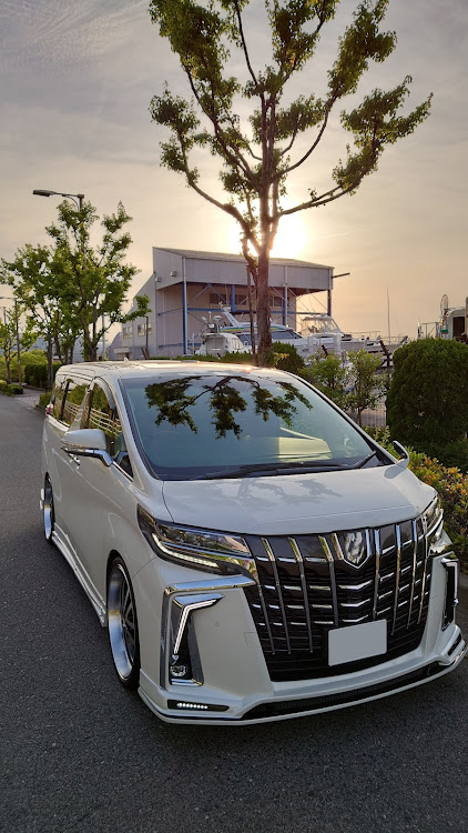 アルファードの夕焼けとクルーザー・仕事おわりにパシャリ・今日も1日お疲れ様でした・コンプリートカー・#エムズスピードに関するカスタム事例の投稿画像1枚目