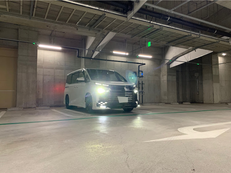 ヴォクシーの毎日投稿継続中・地下駐車場映え・アダプティブハイビームシステム・ヘッドライトシステムに関するカスタム事例の投稿画像1枚目