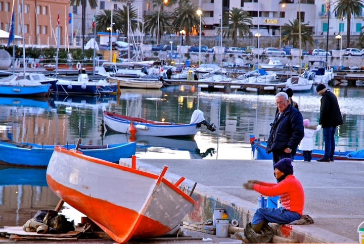 Red fisherman boat. di corelliroberto