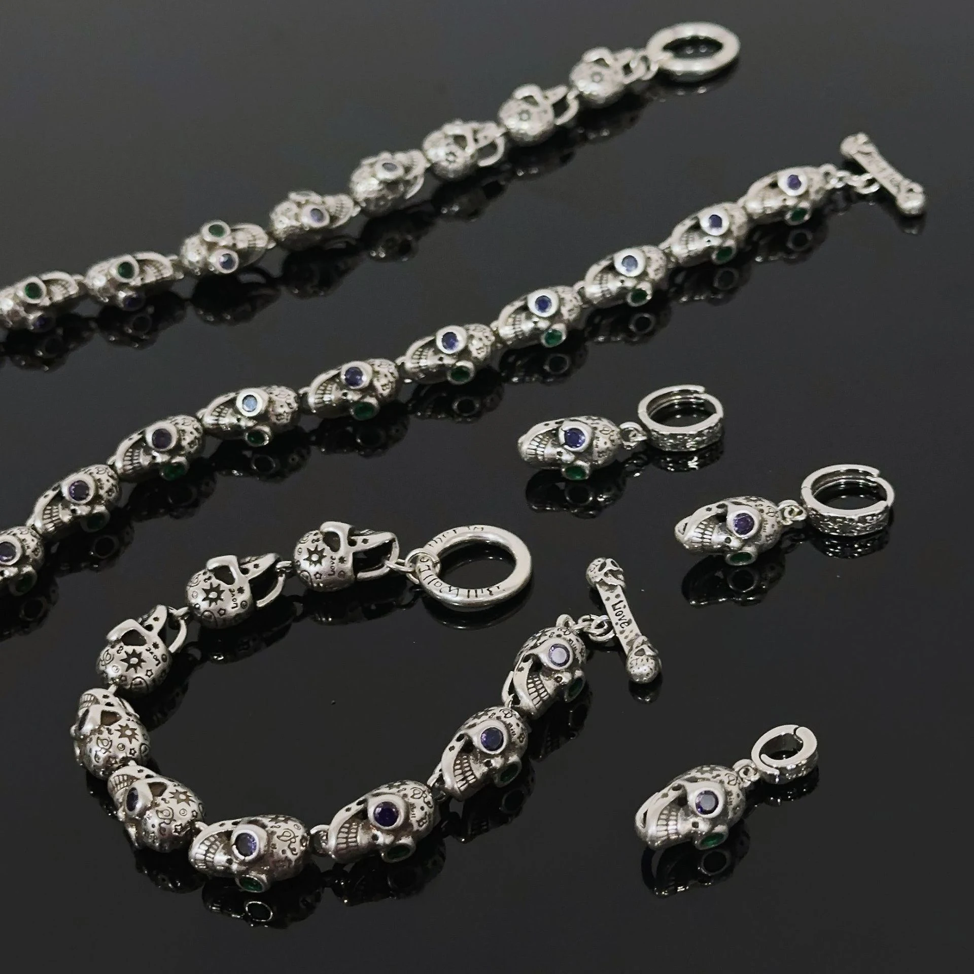 Title 1, Collier, bracelet et boucles doreilles tête de...