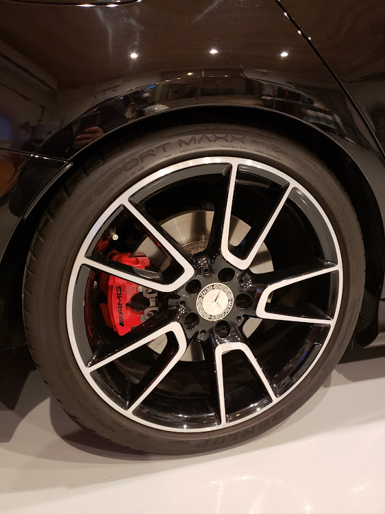 CクラスのKWサスペンション・ｷｬﾘﾊﾟｰ塗装・c43・garageLIFEに関するカスタム事例の投稿画像3枚目