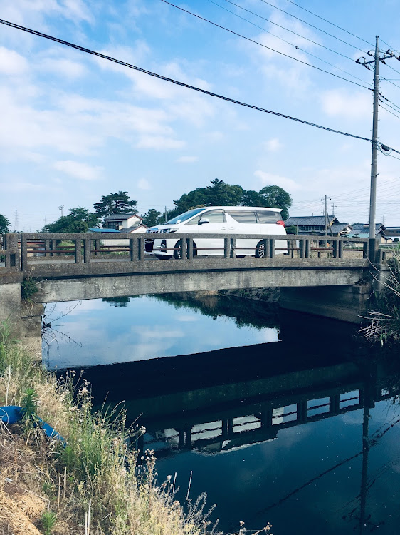 アルファードのレトロな雰囲気・漂う昭和感・小さい橋・小さい川・ハイブリッドストロングに関するカスタム事例の投稿画像3枚目