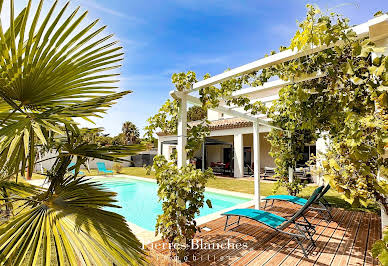 Maison avec piscine et terrasse 17