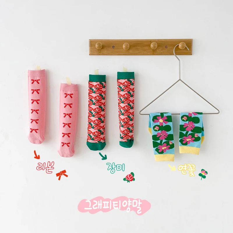 Calcetines infantiles a rayas Graffiti, tubo recto, cómodos y coloridos. Perfectos para niños, diseño moderno y divertido, ideales para el día a día.