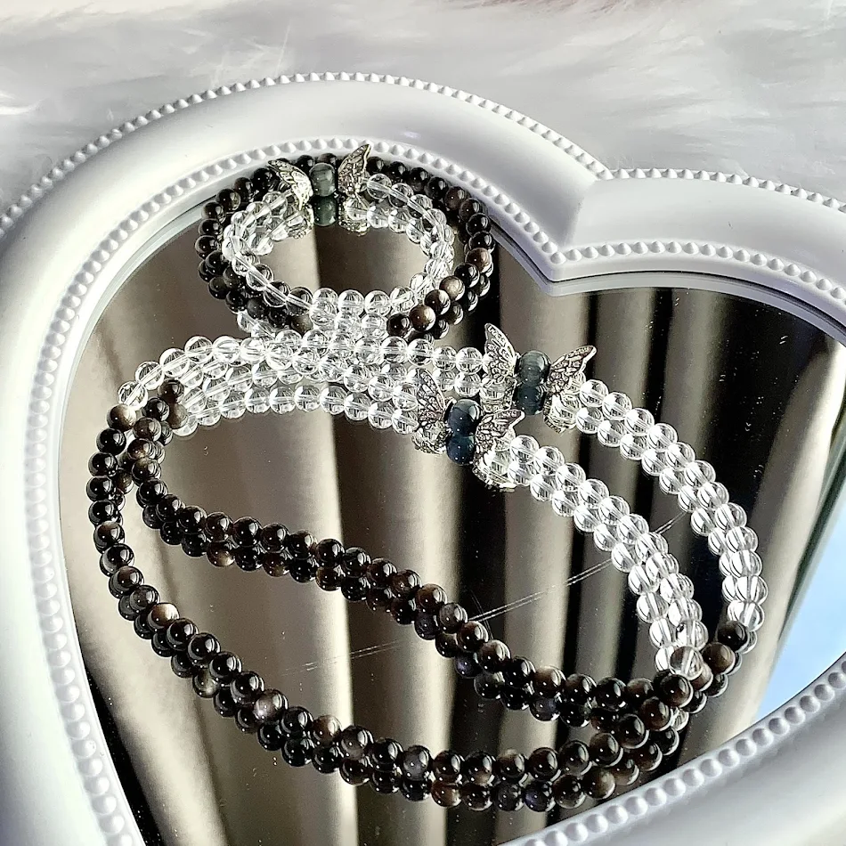 Natuurlijke kristallen armband met zilveren steen en witte kristal. Verfijn je stijl met deze elegante armband.
