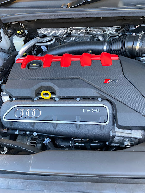 RS Q3 スポーツバックのコロナウイルスに負けるな・秋晴れ・みんなのエンジンルーム見てみたいに関するカスタム事例の投稿画像1枚目