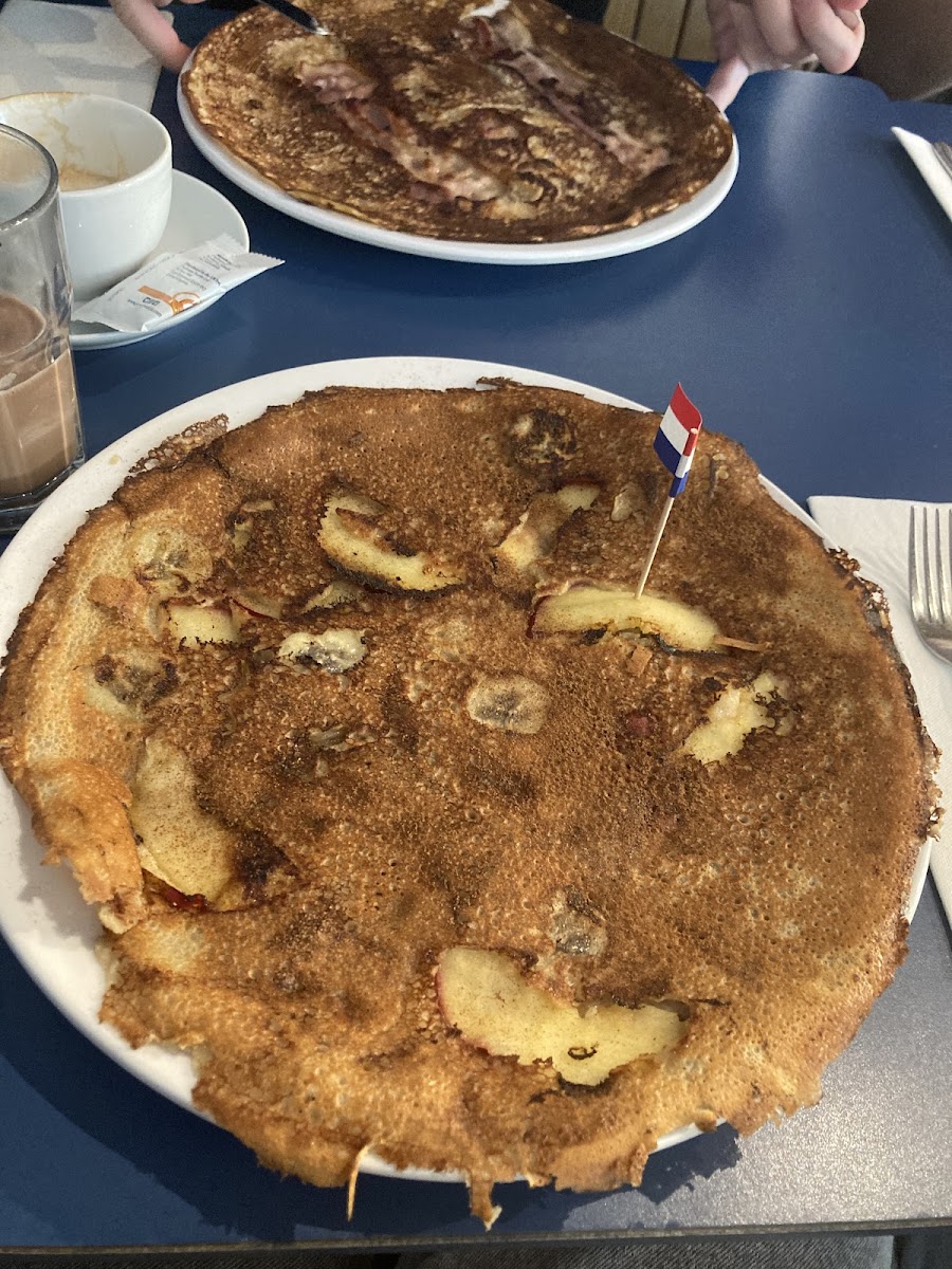 Pancake with apples, bananas and cinnamon