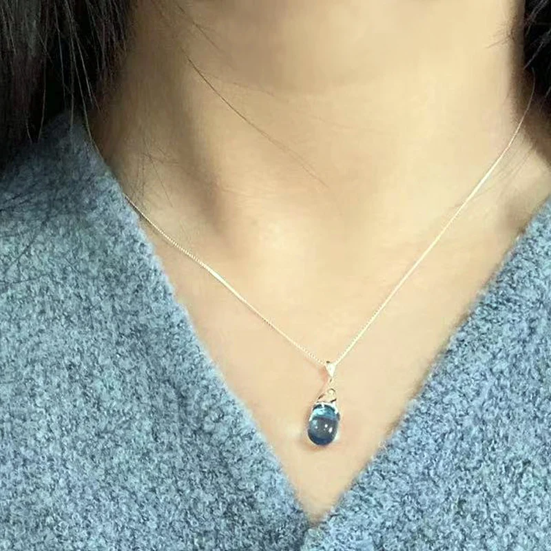 Colar coreano com pingente de gota d'água, simples e fofo. Estilo Mori, fresco e com toque de luxo discreto. Um acessório charmoso e perfeito para um visual delicado.