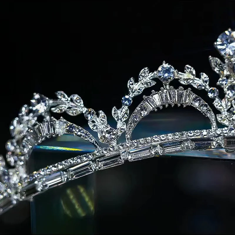 Couronne d'anniversaire Crystal Princess pour mariée, sublime et étincelante. Parfaite pour les mariages, fêtes et célébrations spéciales.