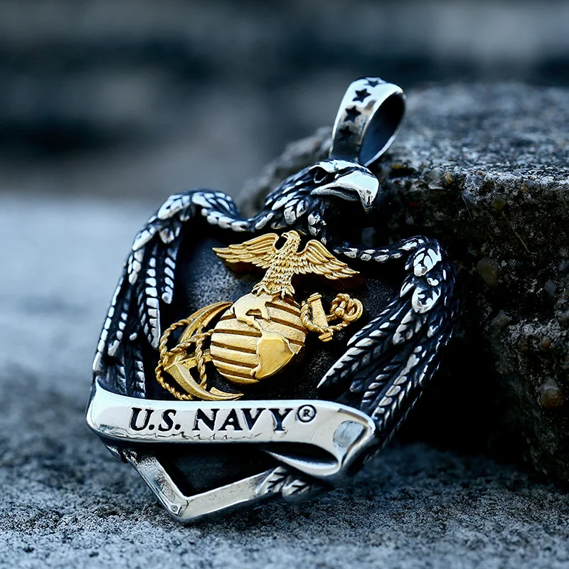 Pendentif ancre de bateau rétro personnalisé en acier titane, cadeau nautique idéal, robuste et élégant, gravure personnalisée pour les marins.