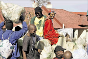 07/06/2009 Youth of Gauteng came out in numbers during cleaning of the city yesterday in Newtown.  PHOTO:SECHABA NHLAPO