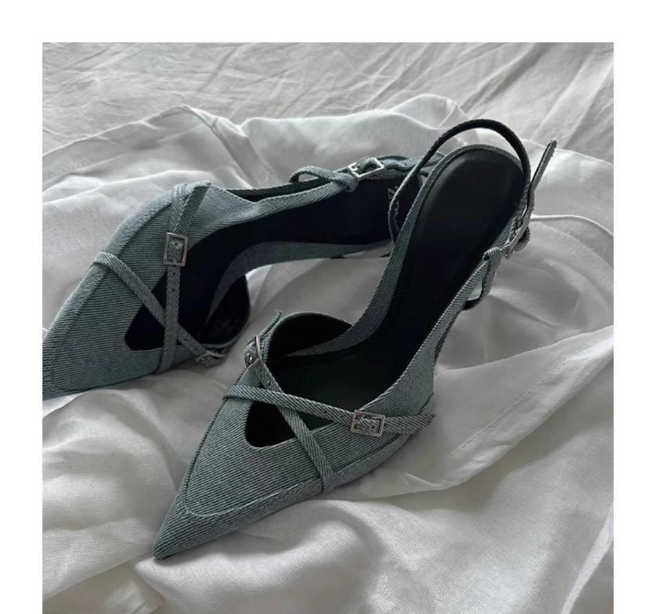 Tacones altos de mezclilla con tacón de aguja y hebilla, ideales para verano. Zapatos de nicho con estilo y temperamento únicos.