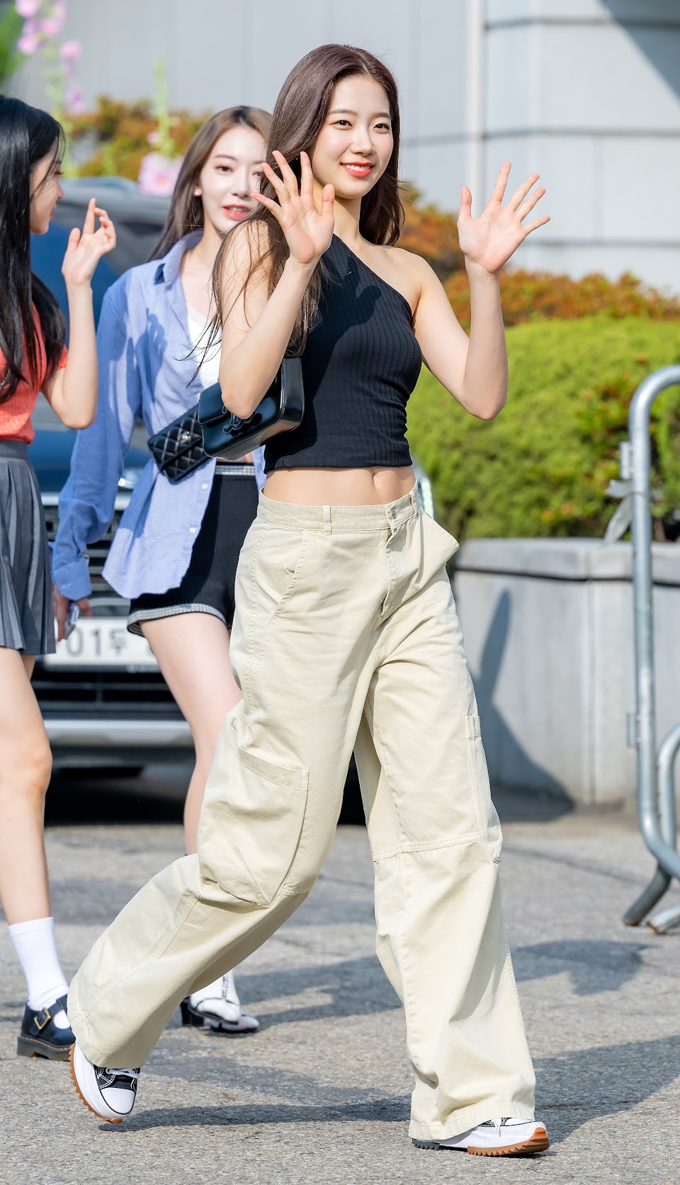 220603-LE-SSERAFIM-Kazuha-Music-Bank-Commute-documents-3