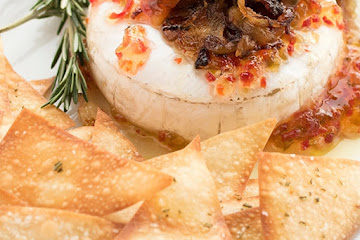 Baked Brie Appetizer with Caramelized Onions