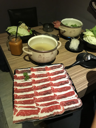 少見的泰式火鍋，有多種湯頭，不加服務費還有冰淇淋吃到飽，泰式冰淇淋還有榴蓮口味的😆
店內裝潢是美式風格，超特別！