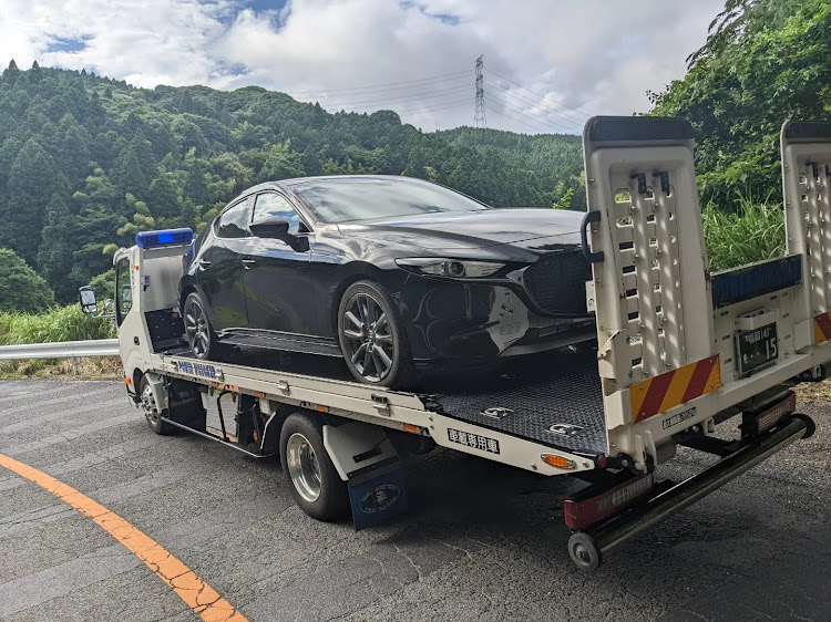 MAZDA3の鳴淵行く予定が😭・パンクした・レッカー車・オートバックス・左前輪のみ🤭に関するカスタム事例の投稿画像3枚目