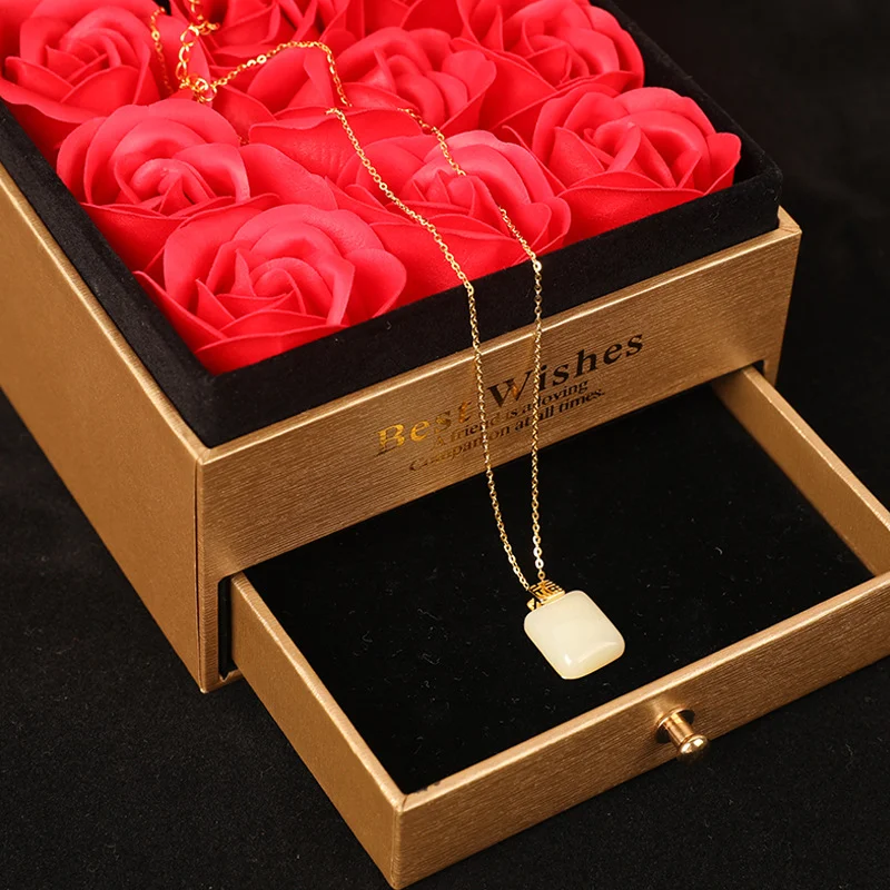 Lucky Peace gesp ketting voor dames van sterling zilver, een stijlvol en betekenisvol sieraad dat geluk en vrede symboliseert.