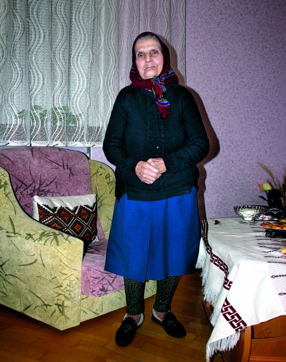 Марія ПАСТУХ 97 років, зв’язкова Української повстанської армії. Народилася 19 лютого 1921-го в селі Фрага тоді Бережанського повіту, нині – Рогатинського району на Івано-Франківщині. У батьків, Дмитра Рія і Катерини Лазор, було велике господарство. Мала братів Михайла, Василя, Ілька, Петра, сестер Пелагію та Анну. Закінчила чотири класи місцевої школи, потім – педагогічні курси в містах Стрілища і Рогатин. Була солісткою хору в рідному селі. Мала голос мецо-сопрано. Два роки працювала вихователькою в дитсадку села Мельна Рогатинського району. У часи німецької окупації в підпіллі отримала псевдо ”Богуславка”. Пройшла медичні курси в селі Заланів. Була зв’язковою Організації українських націоналістів, санітаркою в підпільному шпиталі. Удома мала криївку, де переховувалися повстанці. Правоохоронці виявили сховок 1947-го. Тоді арештували брата Марії – Василя. Засудили до 10 років виправно-трудових таборів і п’яти років позбавлення громадянських прав. Покарання відбував у Печорі Республіки Комі та Кемеровській області. Помер від серцевого нападу 1970 року. 5 лютого 1950-го вийшла заміж за учасника підпілля ОУН Петра Пастуха. Обоє працювали в колгоспі. Виховали трьох дітей – Марусю, Галину та Ігоря. Петро Пастух помер 2015 року. Любить вишивати. Живе в селі Фрага. Має чотирьох онуків і трьох правнуків