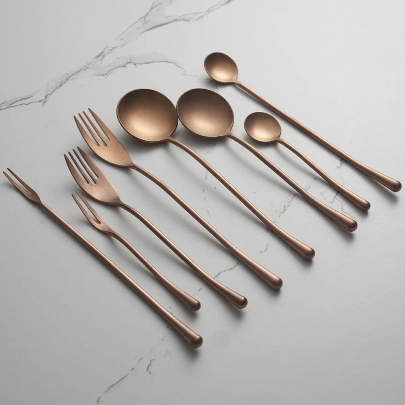 Japanse 304 roestvrijstalen rose gold bestekset met mes, vork, lepel en eetstokjes. Stijlvol en duurzaam.